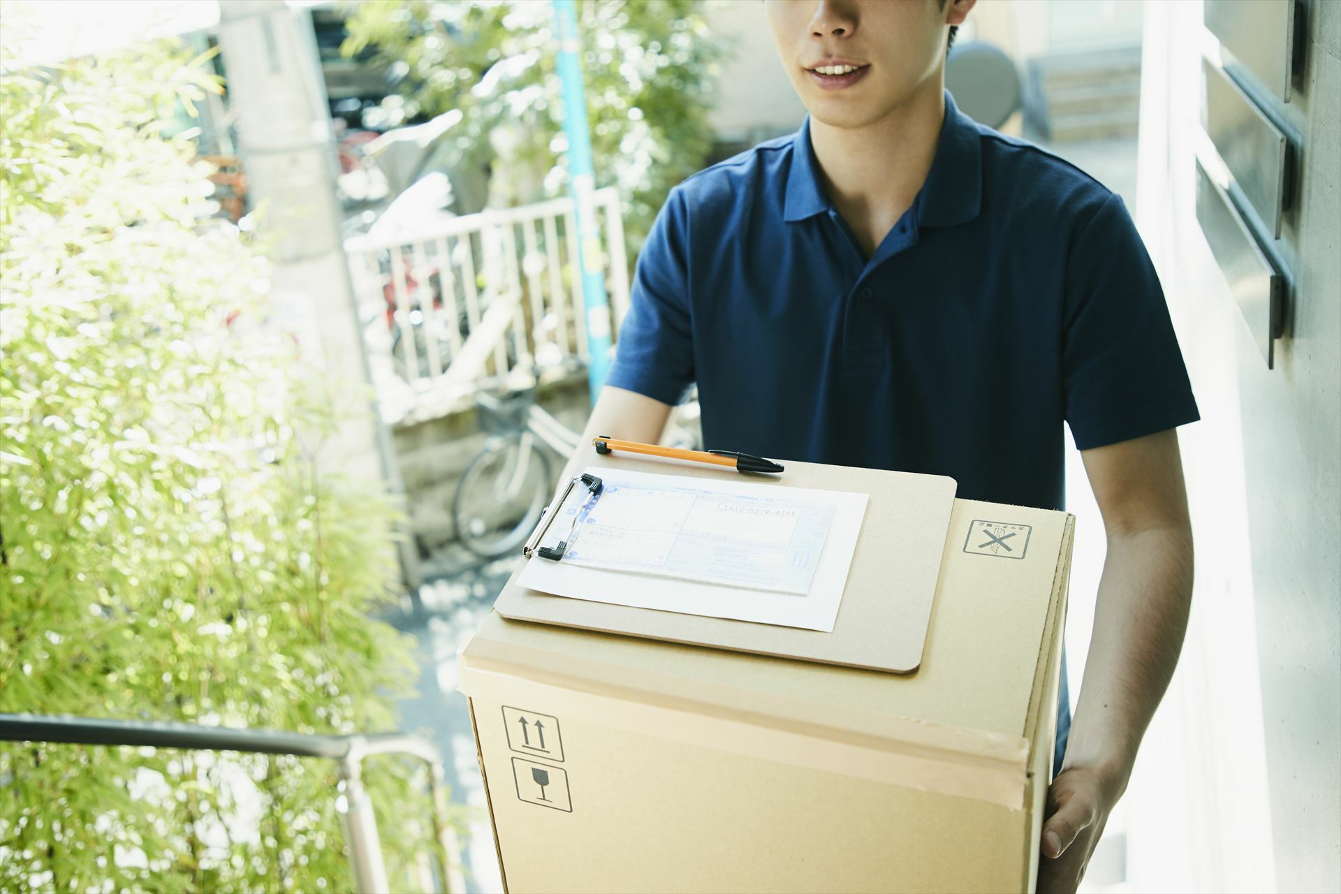 荷物を確認する男性スタッフ