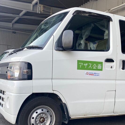 箱を運ぶスタッフ